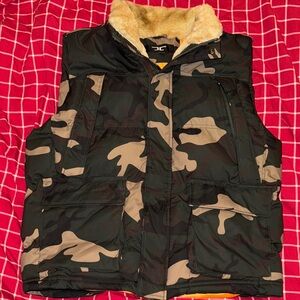 DC Camouflage Vest with Cream Collar